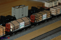 Holz zwischen den Stangen