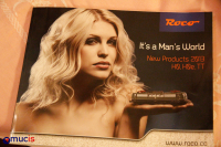 Hochglanzmagazin mit leicht bekleideter Dame: der neue Roco-Katalog