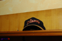 wessen Kopfbedeckung liegt hier?