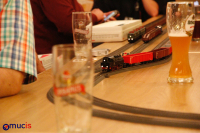 zwischen den Gläsern hindurch